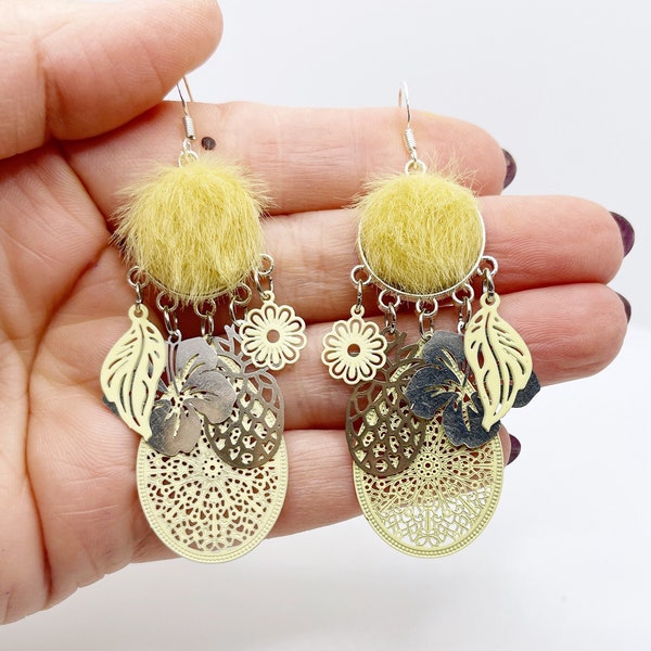 Boucles d’oreilles fantaisies artisanales originales cabochon en peluche jaune pâle et charm argenté uniques faites main