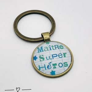Bronzen en witte sleutelhanger met cabochon 25mm boodschap "master superheld" (geschenkpakket aangeboden) ideaal cadeau eindejaarsleraar