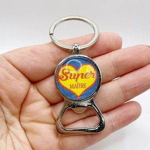 Blauw- en geelzilveren flesopener-sleutelhanger met cabochon “super master”-boodschap (gratis geschenkverpakking) ideaal eindejaarscadeau