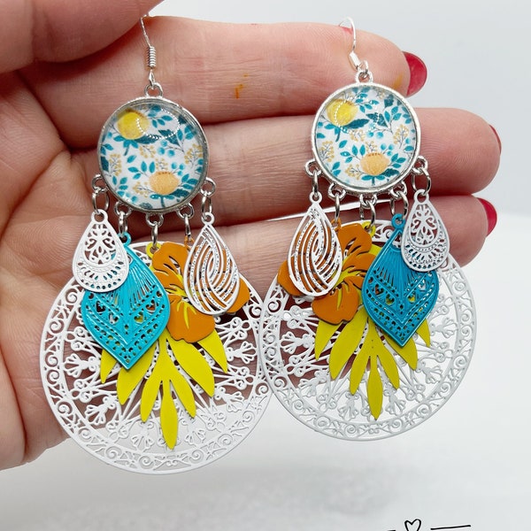 Boucles d’oreilles fantaisies artisanales bohèmes chic argentées bleu turquoise blanc jaune orange cabochon en verre imprimé fleuri unique