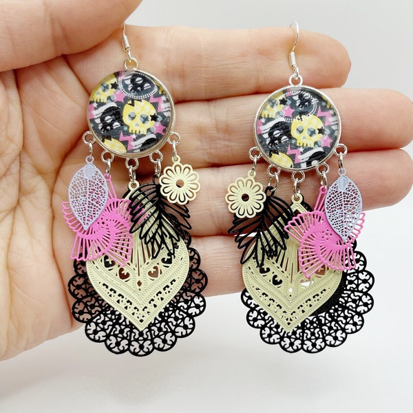 Boucles d'oreilles fantaisies artisanales ethniques rockabilly rétro et vintage tête de mort noir, rose et jaune Uniques fait main