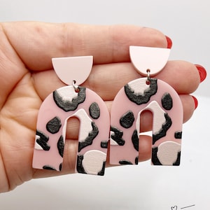Fancy handcrafted bohemian chic ethnic earrings with circle base or semi-circle base in resin pink white black animal print