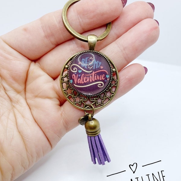 Porte clé bronze et mauve cabochon en verre imprimé « be my valentine » avec petit pompon mauve unique fait main