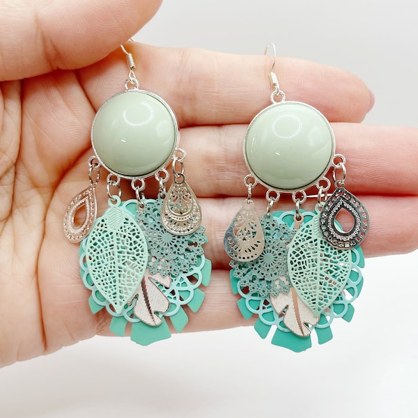 Boucles d’oreilles fantaisies artisanales bohèmes chic et tropicales cabochon en résine bleu vert pendants vert d’eau et argenté unique