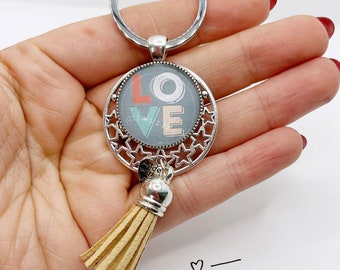 Porte clé argenté avec pompon beige et cabochon en verre imprimé « love » gris, rouge, vert et beige idéal cadeau