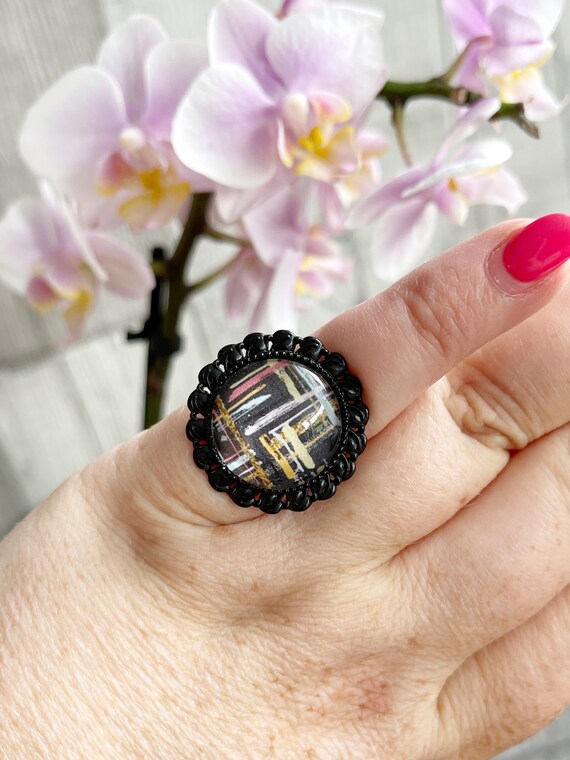 Anillo de fantasía artesanal boho chic ajustable base negra