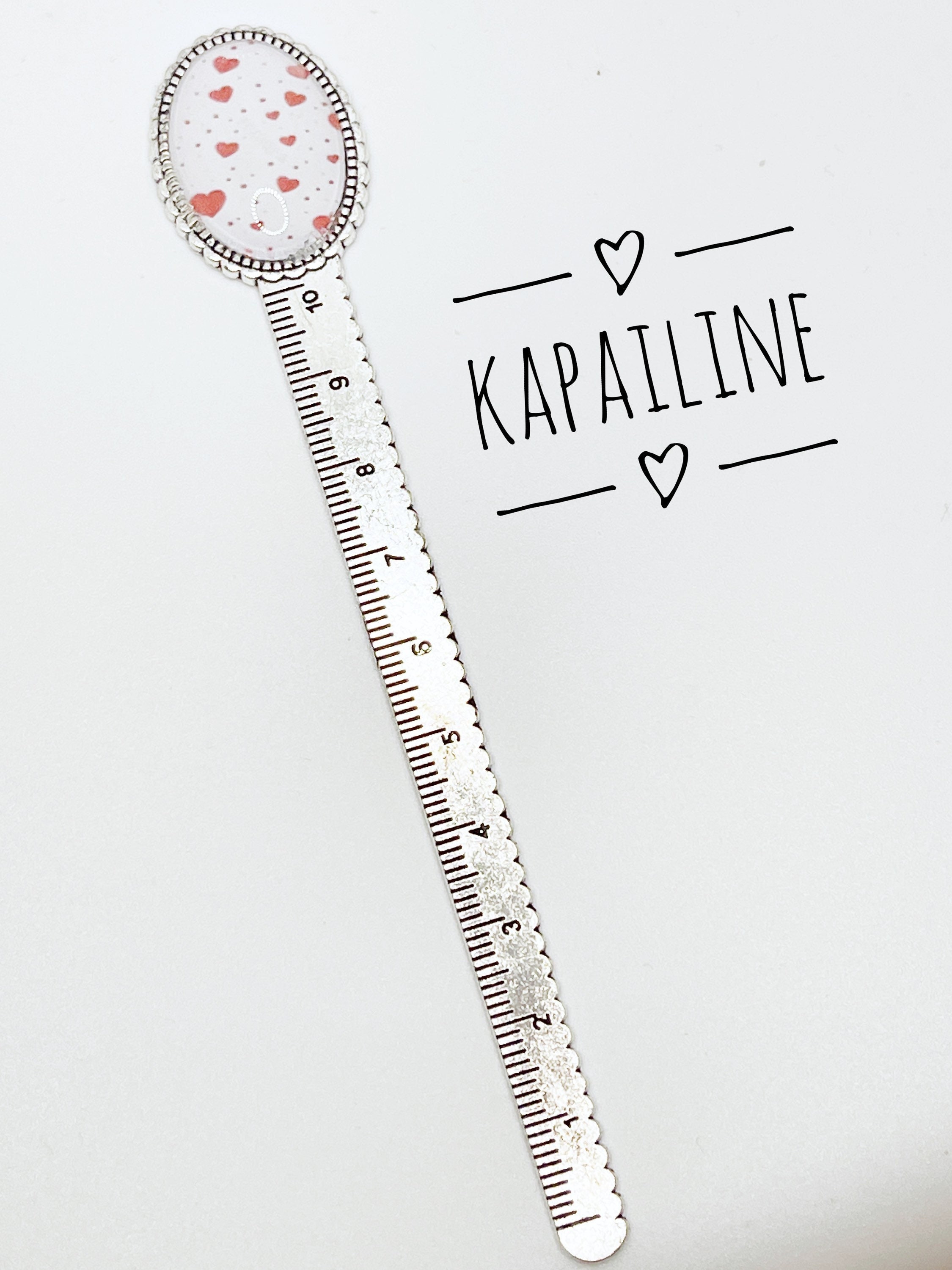 Règle Argentée de 10cm Personnalisée avec Un Cabochon en Verre Ovale Imprimé Fond Blanc et Cœurs Rou