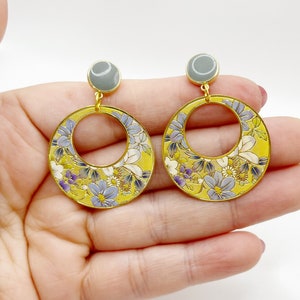 Fancy artisanal boho chic stud earrings, colorful and very light. Unique handmade. Thin and light Gris et jaune