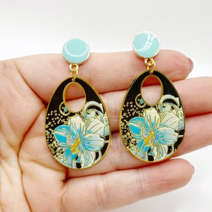 Boucles d'oreilles fantaisies artisanales a clou bohème chic colorées et très légères. Uniques faite main. Fines et légères Bleu et noir