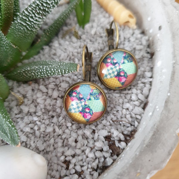 Boucles d'oreilles fantaisies dormeuse support bronze et cabochon en verre inspiration patchwork 14mm. Uniques  Faites mains