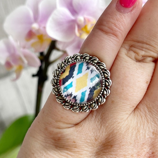 Bague fantaisie ajustable, imprimé africain Wax jaune noir bleu et blanc. cabochon en verre rond 18mm sur base argentée. unique fait main