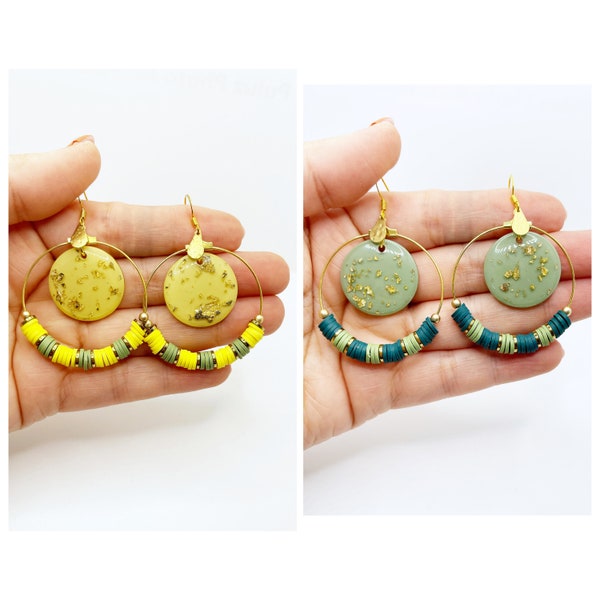 Boucles d’oreilles fantaisies artisanales bohèmes chic créoles dorées et perles jaunes et vert kaki marine légères et fines uniques