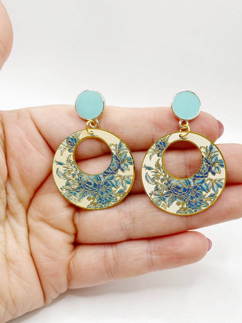 Boucles d'oreilles fantaisies artisanales a clou bohème chic colorées et très légères. Uniques faite main. Fines et légères Bleu et beige