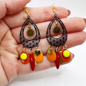 boucles d’oreilles fantaisies artisanales bohèmes chic noir à sequins émaillés rouge orange jaune légères uniques fait main