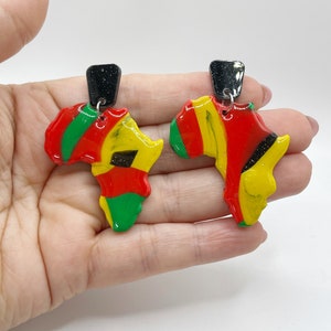 Boucles d’oreilles fantaisies artisanales à clou bohèmes chic et légères en pâte polymère carte d’Afrique 3 tailles et coloris variés unique
