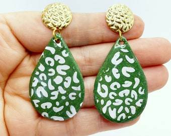 Fancy artisanal earrings with gold studs, bohemian chic and light, in unique green drop polymer clay and white leopard