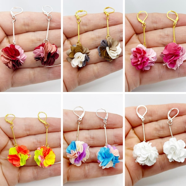 Boucles d’oreilles en dormeuses pendantes avec pompon de fleurs en tissu coloris au choix uniques faites main