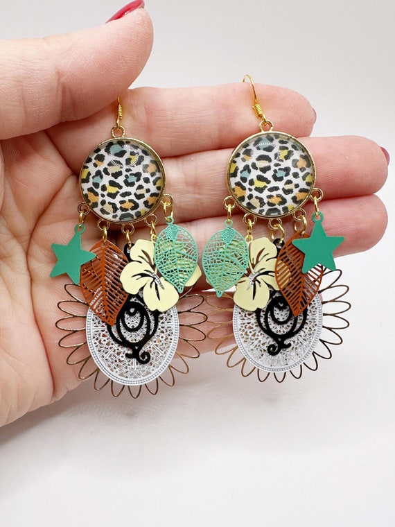 Ausgefallene goldene und farbenfrohe Boho-Chic-Ohrringe, weiß