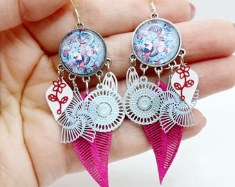 boucles d’oreilles fantaisies artisanales bohèmes chic et exotiques cabochon en verre imprimé oiseau rose blanc et bleu uniques fait main