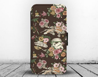 Può includere: Una custodia per telefono in pelle marrone con un motivo floreale che presenta personaggi di Star Wars, tra cui uno Stormtrooper, un X-Wing e un caccia TIE.