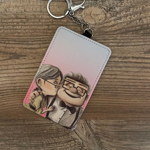 Gepersonaliseerde identiteitskaarthouder van kunstleer, sleutelhanger, sleutelkoordhouder, USB-stickhouder, aangepast cadeau, Disney Up House, Ellie en Carl