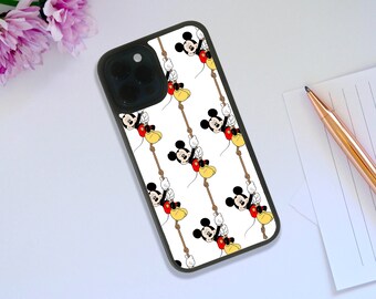 以下が含まれることがあります： ロープを登るミッキーマウスのキャラクターが繰り返されるパターンの黒い携帯電話ケース。漫画のキャラクターは、赤いショートパンツ、黄色の靴、白い手袋というクラシックな衣装で描かれています。ケースには黒い縁があります。