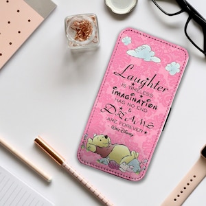 Funda de teléfono tipo billetera con tarjetero, funda de cuero personalizada, funda de teléfono personalizada, Winnie Pooh, regalo para ella, la risa es atemporal