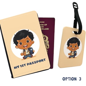 Puede incluir: Un portapasaporte beige con una ilustración de dibujos animados de un niño pequeño que sostiene un pasaporte. El texto "MY 1ST PASSPORT" está impreso en la parte delantera. También se muestra una etiqueta de equipaje a juego con la misma ilustración.