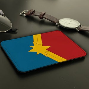 Schlanke Kunstleder Kartenhalter, personalisierte Kreditkartenetui, individuelles Geschenk für sie und ihn, Avengers Captain Marvel