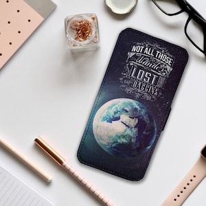 Capa de celular tipo carteira com compartimentos para cartões, capa de couro para celular, capa personalizada para celular, citação de Peter Pan da Disney, nem todos os que vagam estão perdidos