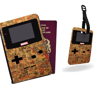 Gepersonaliseerde paspoorthoes, aangepast bagagelabel, reiscadeauset, cadeau reisaccessoires, Marvel Avengers Gameboy, retro gameconsole