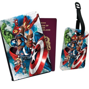 Gepersonaliseerde paspoorthoes en bagagelabel van kunstleer - Set cadeau reisaccessoires - Cartoon 'Retro Comic book Avengers'