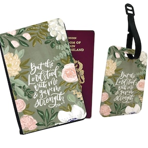 Gepersonaliseerde paspoortomslag, aangepast bagagelabel, Travel Essential, Bijbelvers 2 Tim 4:7, maar de heer stond me bij - naam toevoegen!