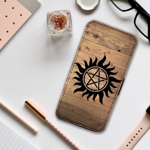 Portemonnee telefoonhoes met kaartinzet, gepersonaliseerde leren telefoonhoes, anti-bezitsymbool houten, bovennatuurlijk - voeg je naam toe!