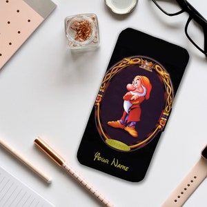 Capa de celular tipo carteira com compartimentos para cartões, capa de couro personalizada para celular, capa de celular personalizada, Disney Branca de Neve, Rabugento - Adicione seu nome!
