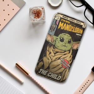 Portemonnee telefoonhoes met kaartinzetstukken, gepersonaliseerde leren telefoonhoes, gepersonaliseerd telefoonhoesje, Mandalorian Baby Yoda - voeg je naam toe