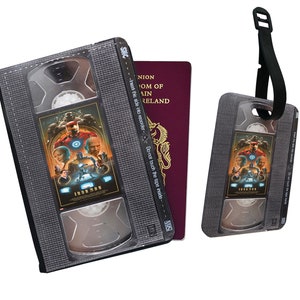 Personalisierte Passhülle, individueller Gepäckanhänger, Reiseset-Geschenk, VHS-Kassette, Vintage-Halter, Marvel, Avengers, Ironman