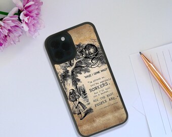 Può includere: Una custodia per telefono nera con un'illustrazione vintage di Alice nel Paese delle Meraviglie e il Gatto del Cheshire. Il testo sulla custodia recita "HAVE I GONE MAD?" "I'm afraid so, you're entirely BONKERS. But I'll tell you a secret... ALL THE BEST PEOPLE ARE..."