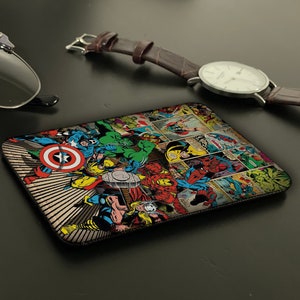 Schlanker Kunstleder Kartenhalter, personalisierte Kreditkartenetui, individuelles Geschenk für sie und ihn, Marvel Avengers Endgame