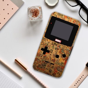 Funda para teléfono tipo billetera con insertos para tarjetas, funda de cuero personalizada para teléfono, estuche para teléfono personalizado, consola Gameboy de Marvel Spiderman: ¡agrega tu nombre!