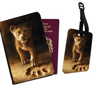 Custodia per passaporto in similpelle personalizzata e targhetta per bagaglio - Set di accessori da viaggio in regalo - Disney Il Re Leone Simba