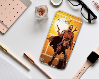 Può includere: Una custodia per telefono gialla e marrone con una grafica di un personaggio mandaloriano della serie Star Wars. Il testo "STAR WARS THE MANDALORIAN" è stampato sulla custodia.