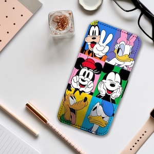 Peut inclure: Un étui de téléphone coloré avec les personnages de dessins animés Mickey Mouse, Minnie Mouse, Dingo, Daisy Duck, Donald Duck et Pluto. L'étui présente un design vibrant avec une variété de couleurs et est probablement fait d'un matériau durable.