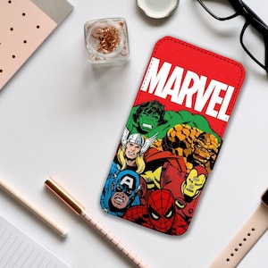 Capa de celular tipo carteira com compartimentos para cartões, capa de couro personalizada para celular, capa de celular personalizada, presente para amantes da Marvel e dos Vingadores - Adicione seu nome!