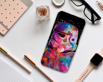 Può includere: Una custodia per telefono colorata con un design di Stormtrooper di Star Wars. Lo Stormtrooper è raffigurato in uno stile astratto e vibrante con schizzi di rosa, blu, verde e giallo.