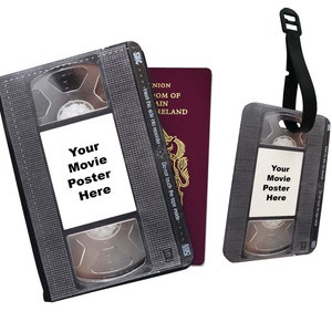 Personalisierte Passhülle, individueller Gepäckanhänger, Reiseset-Geschenk, VHS-Kassette, Vintage-Halter, Ihr Lieblingsfilmplakat