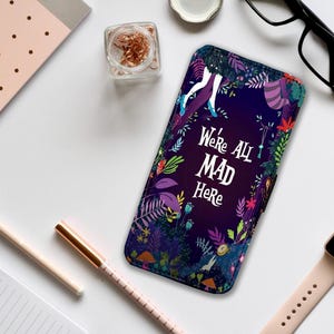 Capa de celular tipo carteira com compartimentos para cartões, capa personalizada de princesa Disney, Alice no País das Maravilhas, presente para ela, somos todos loucos aqui - adicione um nome!