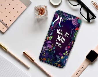 Custodia per telefono con portafoglio e inserti per carte di credito, custodia personalizzata con principessa Disney, Alice nel paese delle meraviglie, regalo per lei, siamo tutti matti qui - Aggiungi il nome!