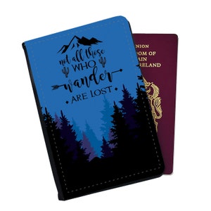 Gepersonaliseerde kunstleren paspoorthoes en bagagelabel - Reisaccessoireset cadeau - Life Travel Quote: not all them who dwaalt zijn verdwaald