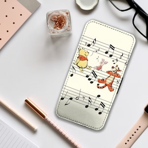 Capa de celular tipo carteira com compartimentos para cartões, capa de couro personalizada, capa de celular com música personalizada, Ursinho Pooh, Ferkel e Tigrão da Disney